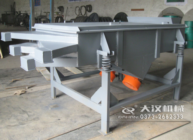 525型直線振動篩采用碳鋼材質(zhì),有四個出料口可同時篩出5種不同的物料等級。
